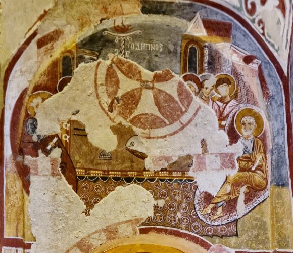 Elmalı Kilise fresklerinden Son Akşam Yemeği sahnesi. Ortada büyük bir masa etrafında toplanmış havariler ve sağ köşede oturan İsa figürü görülüyor. Fresk kısmen tahrip olmuş.